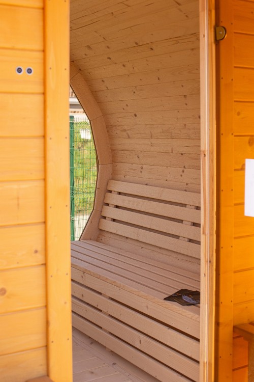 drewniane_lawki_w_saunie