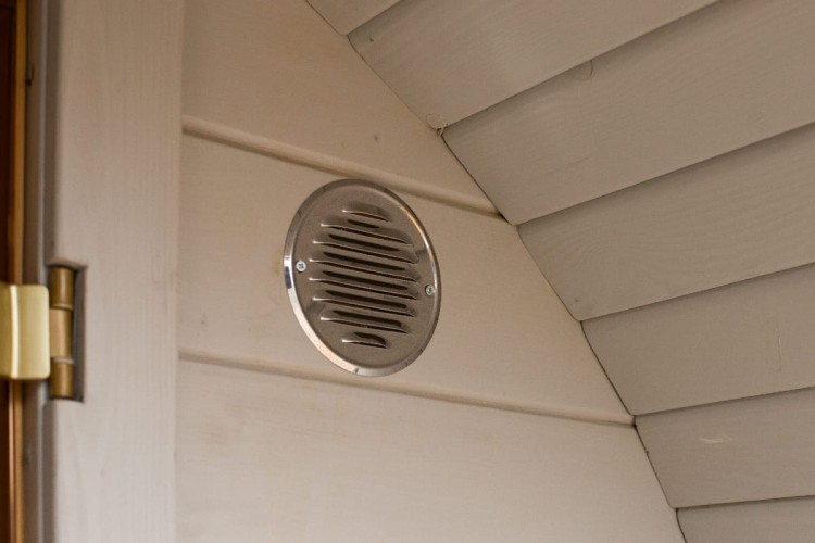 sauna_zewnętrzna_z_wentylacją_i_ociepleniem