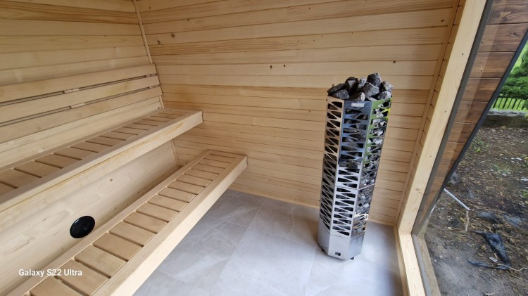 Sauna z drewnianymi lewitującymi ławkami