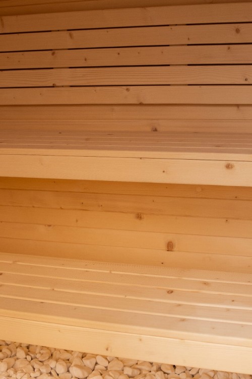 Przytulne wnętrze wykonane z naturalnego świerku – ciepło, zapach drewna i cisza sprzyjają głębokiemu odprężeniu.