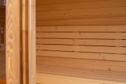 Nowoczesna sauna zewnętrzna z litego świerku – trwałość, estetyka i komfort użytkowania przez cały rok.