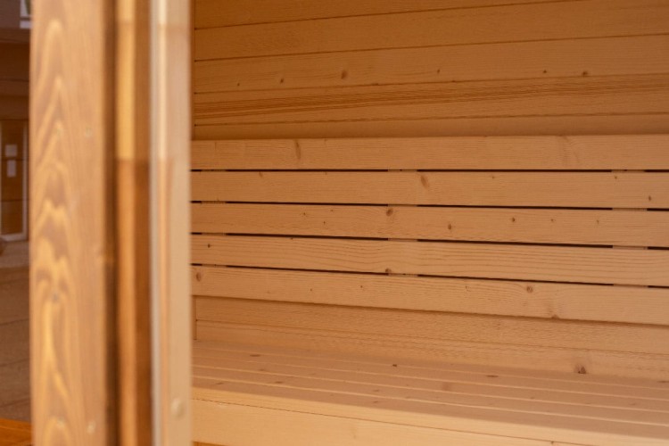 Nowoczesna sauna zewnętrzna z litego świerku – trwałość, estetyka i komfort użytkowania przez cały rok.