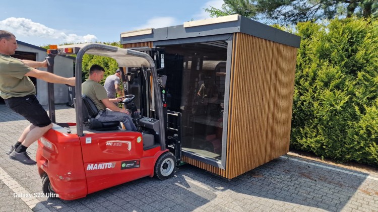 Naturalne drewno świerkowe – odporne na warunki atmosferyczne i idealne do saun zewnętrznych.