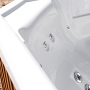 Widok z góry na jacuzzi Santorini – układ dysz, oświetlenie i przestronne wnętrze.
