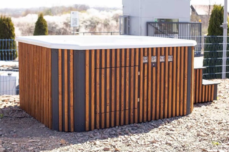 Personalizowane jacuzzi ogrodowe – wybór koloru obudowy, dysz, pokrywy oraz systemów masażu