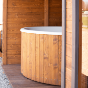 Sauna ogrodowa w zestawie z zadaszoną strefą wypoczynkową