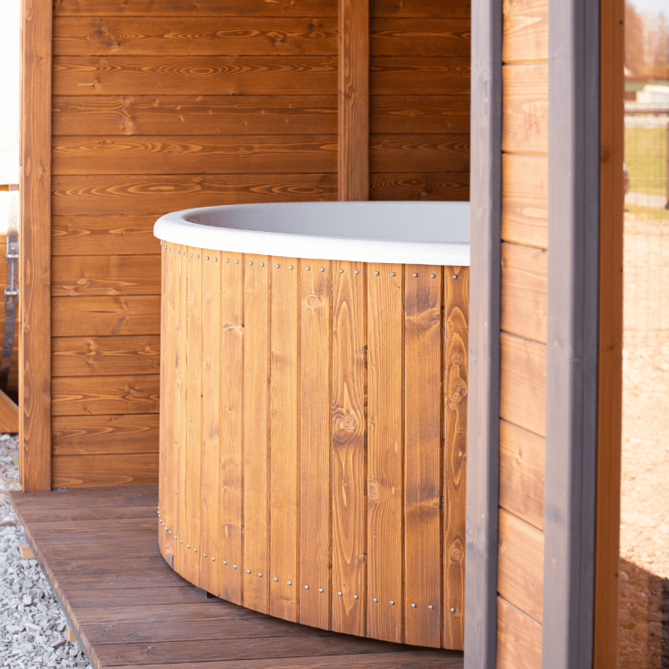 Sauna ogrodowa w zestawie z zadaszoną strefą wypoczynkową