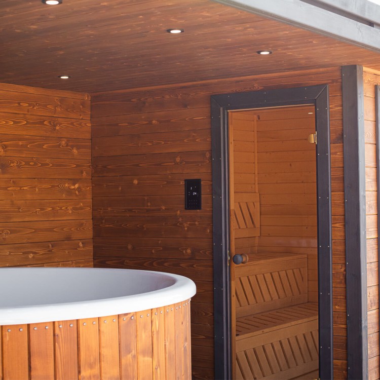 Domek SPA do ogrodu z jasnym wnętrzem i dużą szybą frontową
