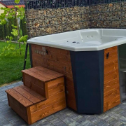 Jacuzzi ogrodowe 193x200 cm w realizacji u klienta – eleganckie połączenie kompozytu i drewna świerkowego, tworzące prywatną strefę SPA tuż obok domu