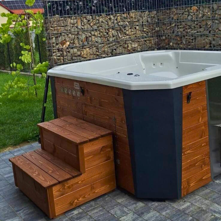 Jacuzzi ogrodowe 193x200 cm w realizacji u klienta – eleganckie połączenie kompozytu i drewna świerkowego, tworzące prywatną strefę SPA tuż obok domu