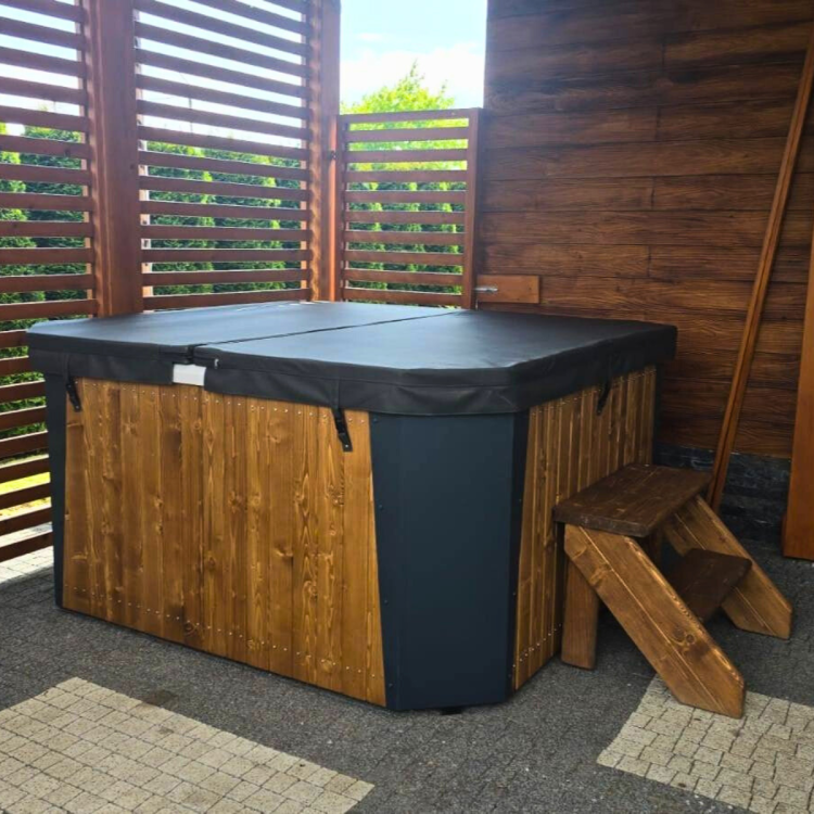 Nowoczesne jacuzzi z montażu u klienta, wyposażone w hydromasaż, oświetlenie LED i piec PAHLEN – idealnie wkomponowane w przydomowy ogród, gotowe do codziennego relaksu