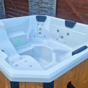 Kompozytowy wkład jacuzzi z izolacją pianą – doskonałe utrzymanie ciepła, higiena użytkowania i wysoka odporność na uszkodzenia