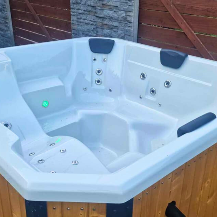Kompozytowy wkład jacuzzi z izolacją pianą – doskonałe utrzymanie ciepła, higiena użytkowania i wysoka odporność na uszkodzenia