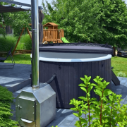 Jacuzzi z piecem na drewno Ø200 cm w ogrodzie klienta – wyjątkowa strefa relaksu przez cały rok